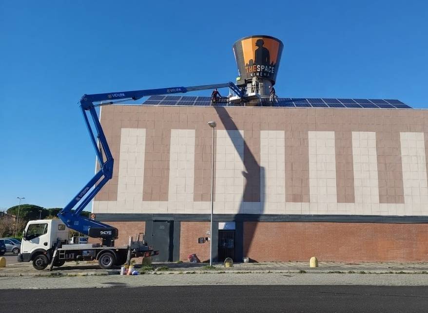 Piattaforme aeree per il fotovoltaico: come scegliere il mezzo giusto